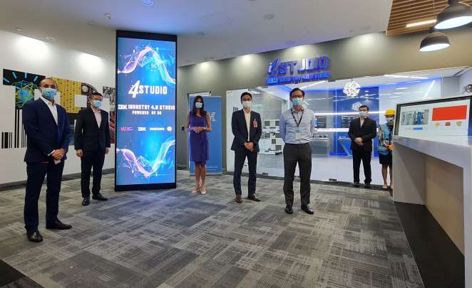 Senior executives from M1, IMDA, IBM, and Samsung pose for a picture together.