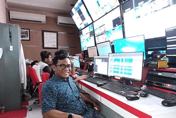 A room with many screens